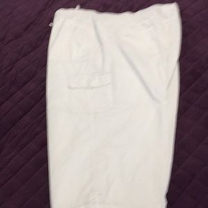 White crop pants with  embroidery trim